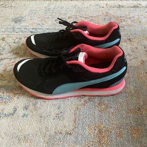 Cute Puma Sneakers SZ 7.5
